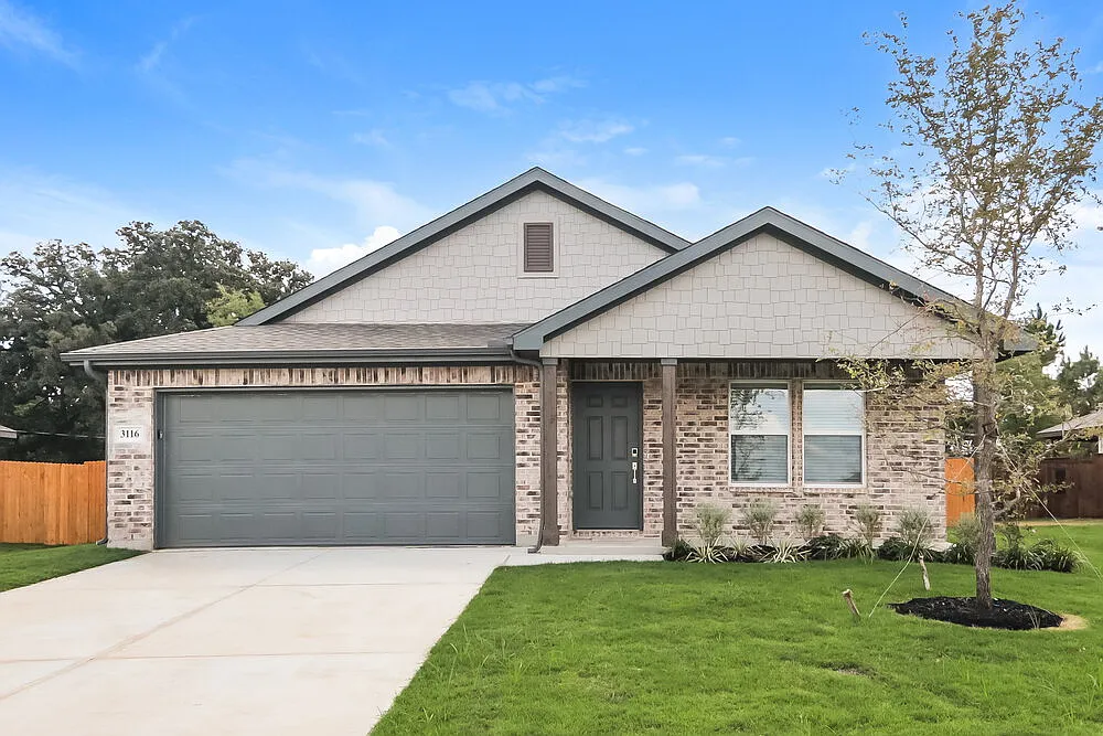 4 bed, 2.0 bath, 1607 sqft, $2,240 — Photo 1