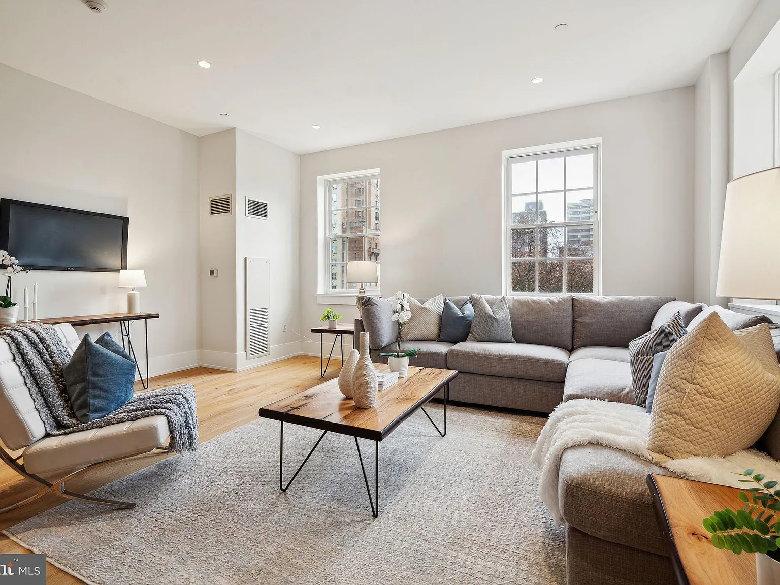 2 bed, 2.0 bath, 1485 sqft, $6,950 — Photo 3