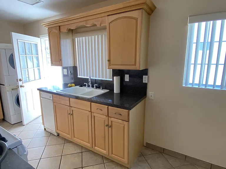 5618 Riverton Ave — Photo 8