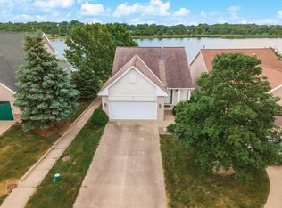 17 Lake Ridge Ct, Bloomington, IL 61701