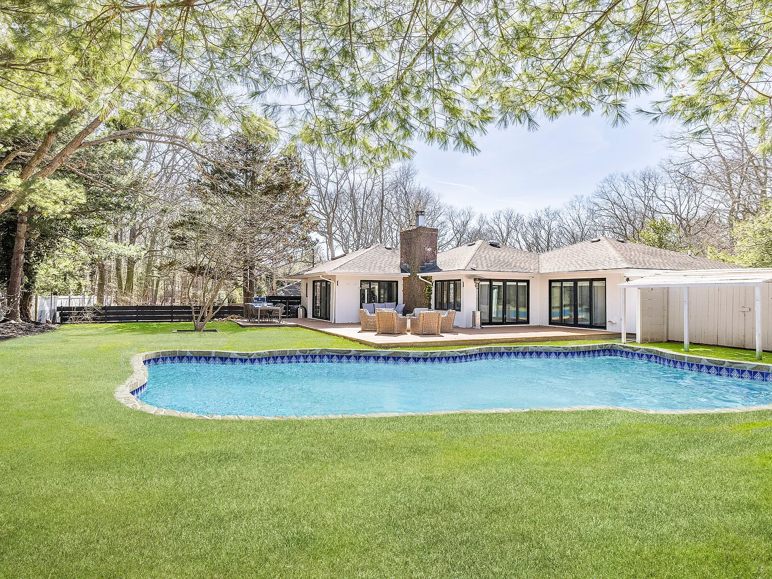 Sleek Summer Escape In East Hampton — Photo 2