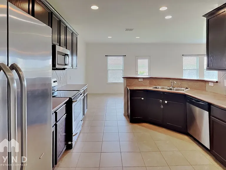 440 Stonebrook Dr — Photo 5