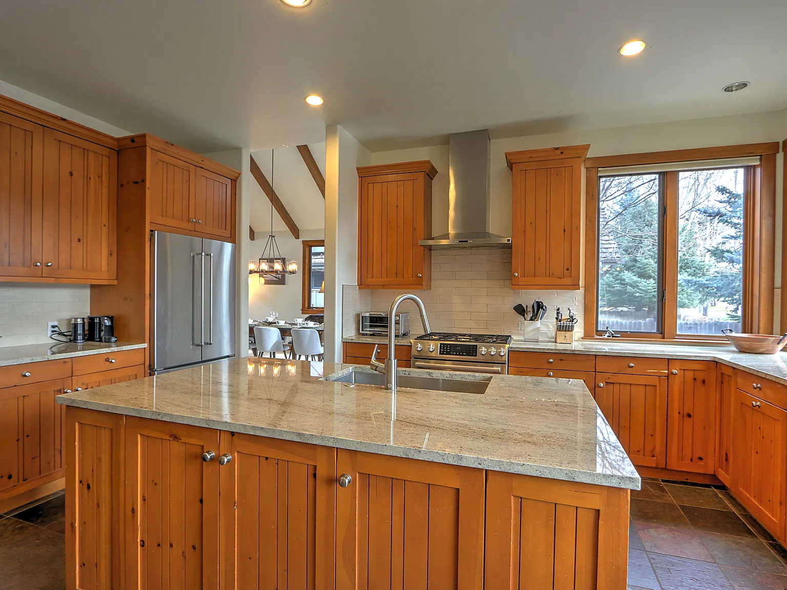 4 bed, 3334 sqft, $8,750 — Photo 3