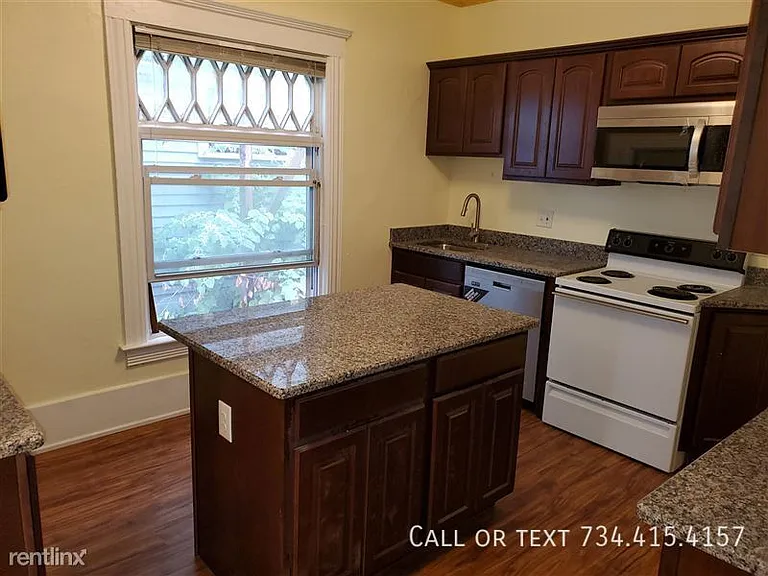 118 N State St — Photo 9