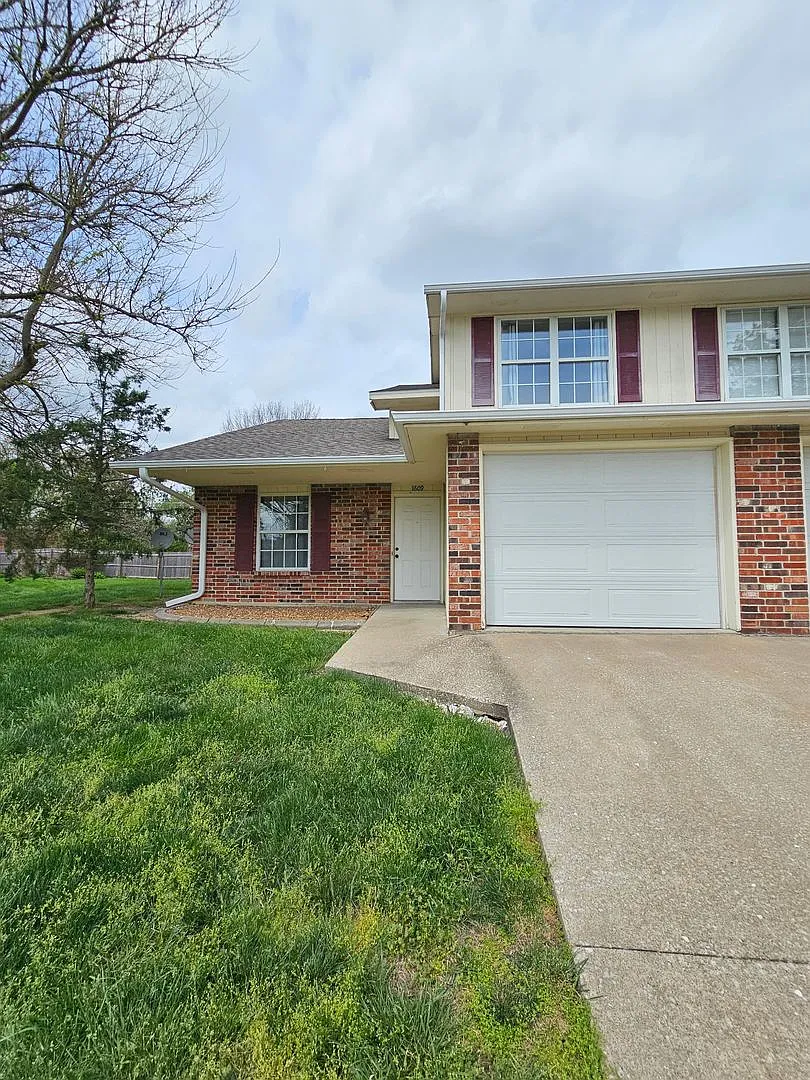 3 bed, 2 bath Duplex, South Columbia — Photo 1