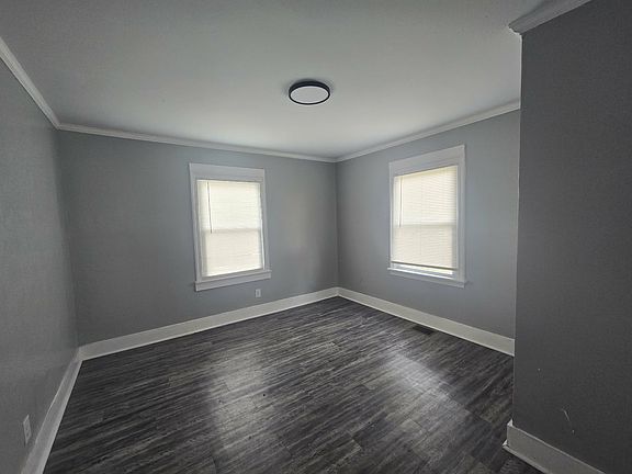 4th image of 1545 Wellworth Ave