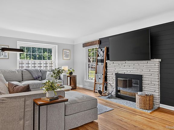 5th image of 15766 Stamford St