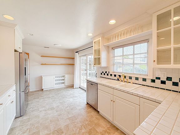 5th image of 323 Hill Dr