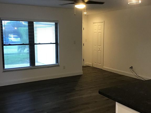 3rd image of 406 Valencia Ct