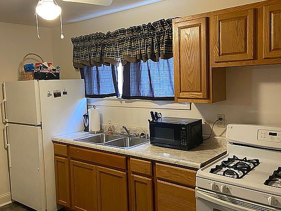 Kitchen w propane cook stove
