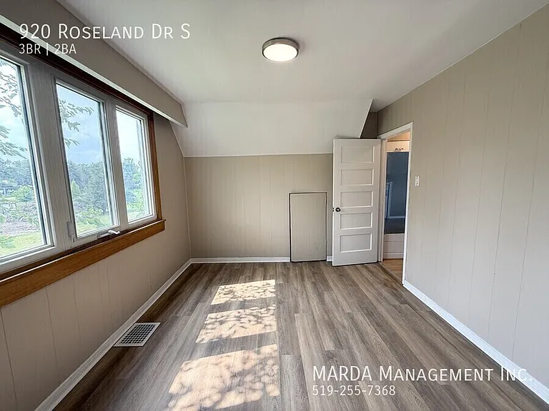 920 Roseland Dr S — Photo 32