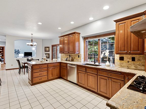 5th image of 1520 NW Skyline Dr