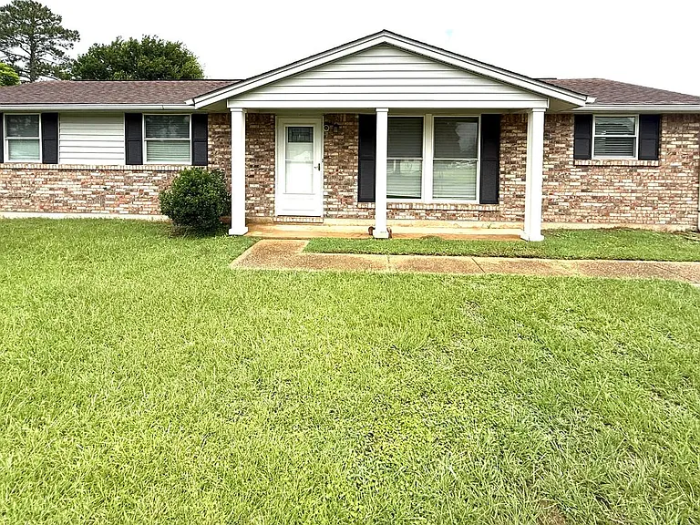 224 Lilac Dr — Photo 1