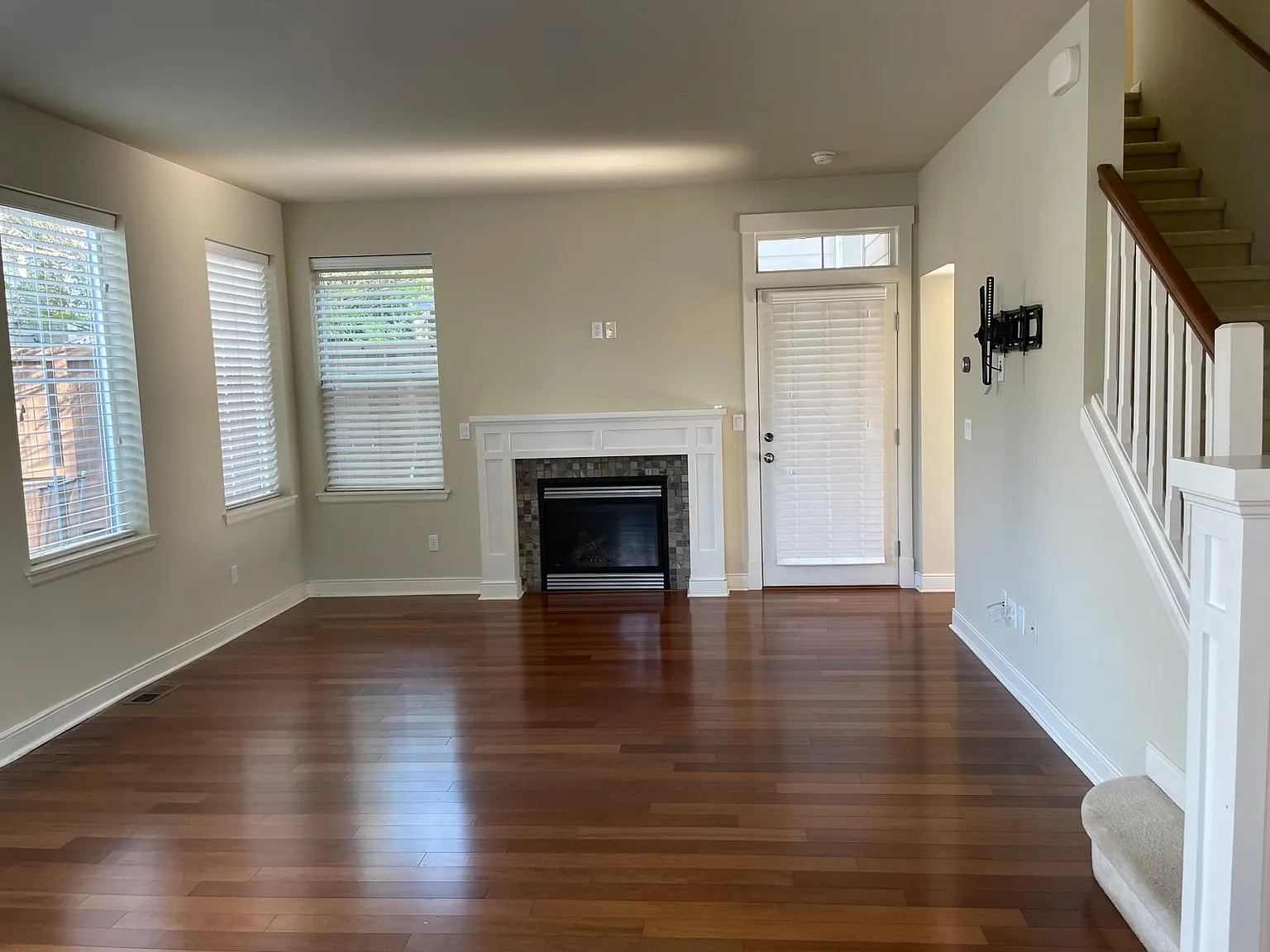 3 bed, 2.5 bath, 1569 sqft, $3,100 — Photo 2