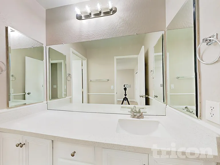 15204 N El Frio Ct — Photo 8