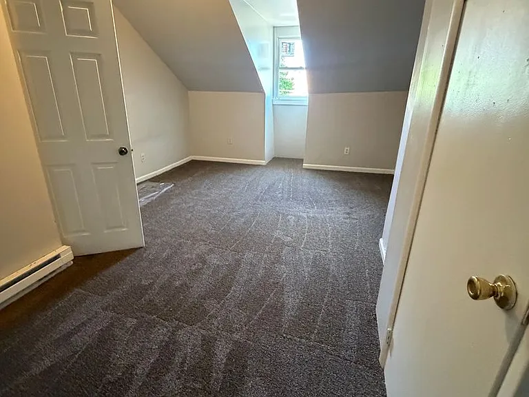 564 Salem Ave — Photo 11
