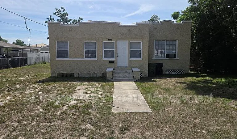 601 SE 2nd St — Photo 1