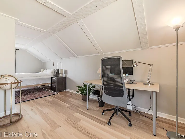 475 E Marshall St — Photo 22