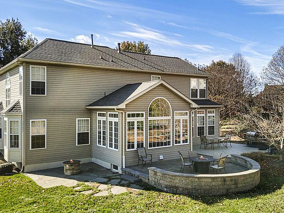 3rd image of 18 Stanford Dr