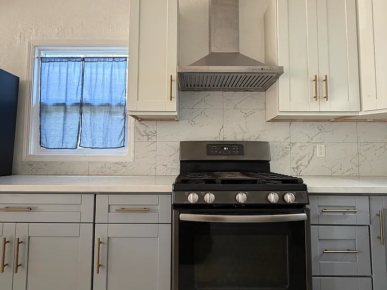 866 Athens Ave — Photo 3