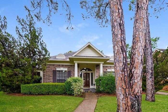 1st image of 15814 Lake Lodge Dr