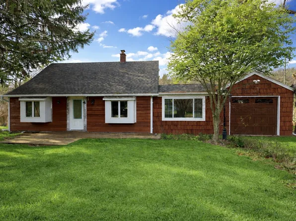24 Lindner Pl, Smithtown, NY 11787