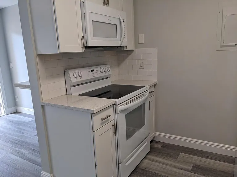 633 Executive Center Dr #L104 — Photo 4