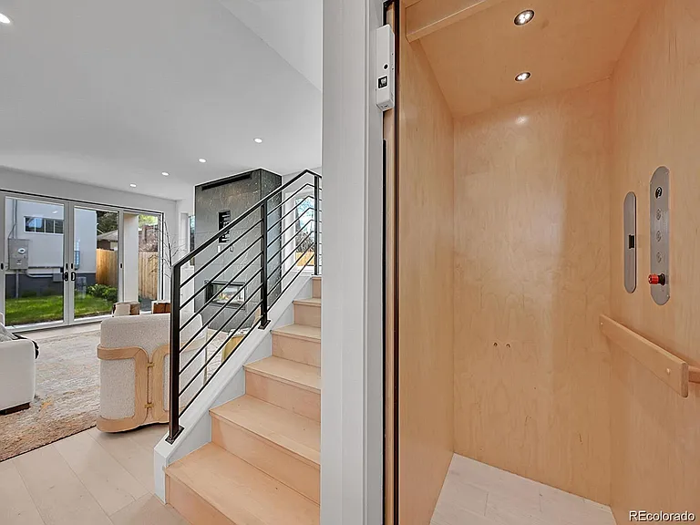 300 S Franklin St — Photo 18