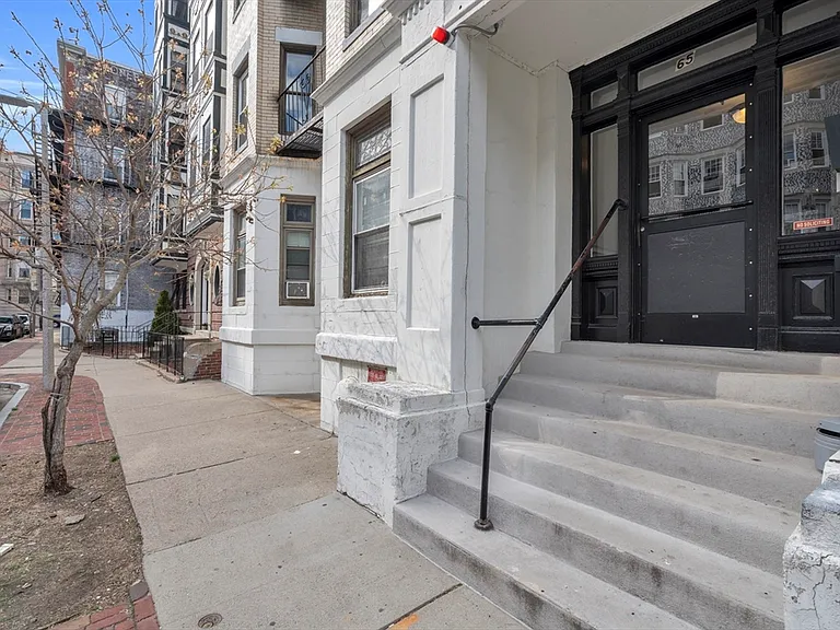 65 Burbank St #14 — Photo 11