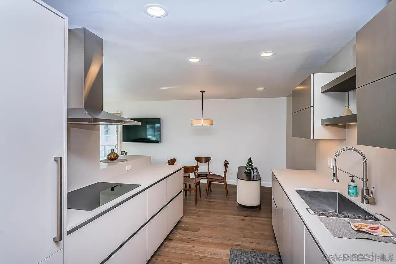 909 Coast Blvd — Photo 4
