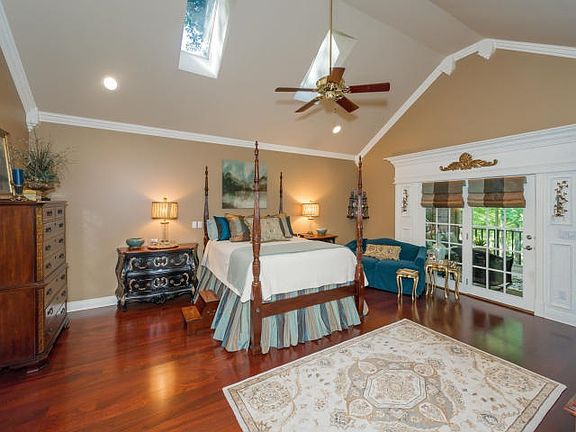 4th image of 1228 River Oaks Dr