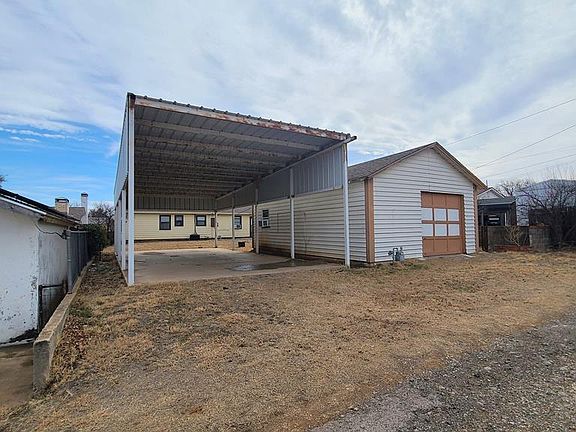 3rd image of 805 E Arkansas Ave