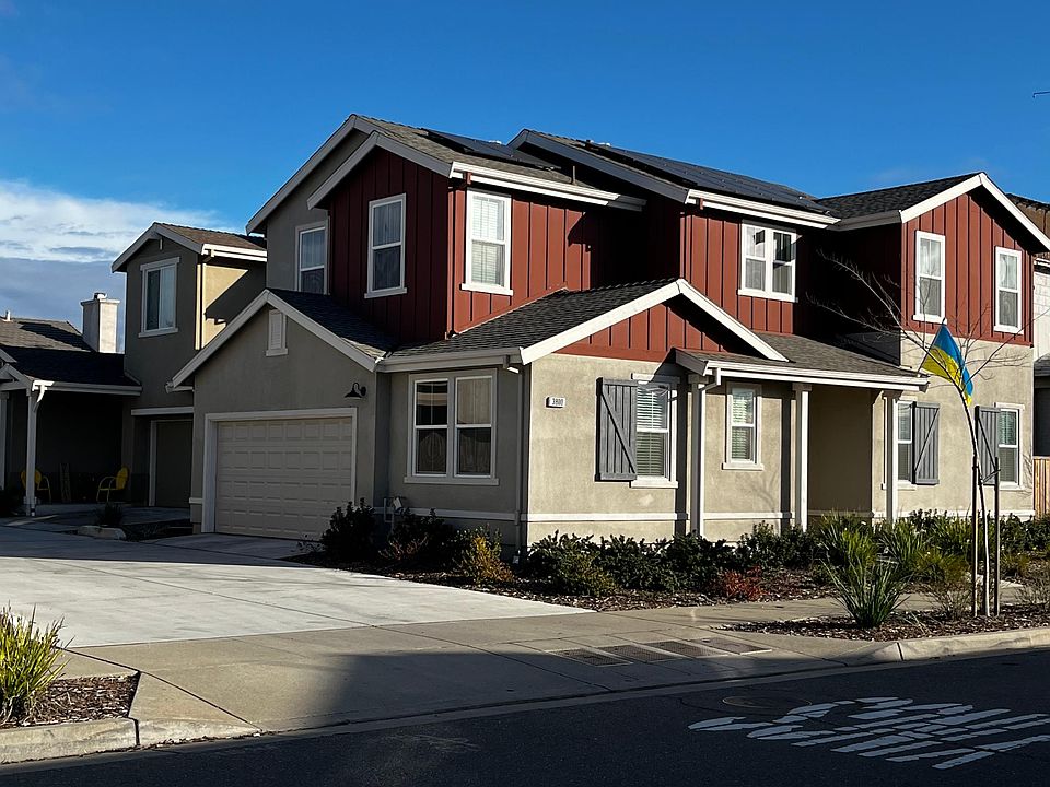Exterior view, facade with entry and garage entry via driveway on the left side.