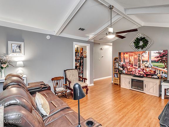 4th image of 543 Mary Ann Dr