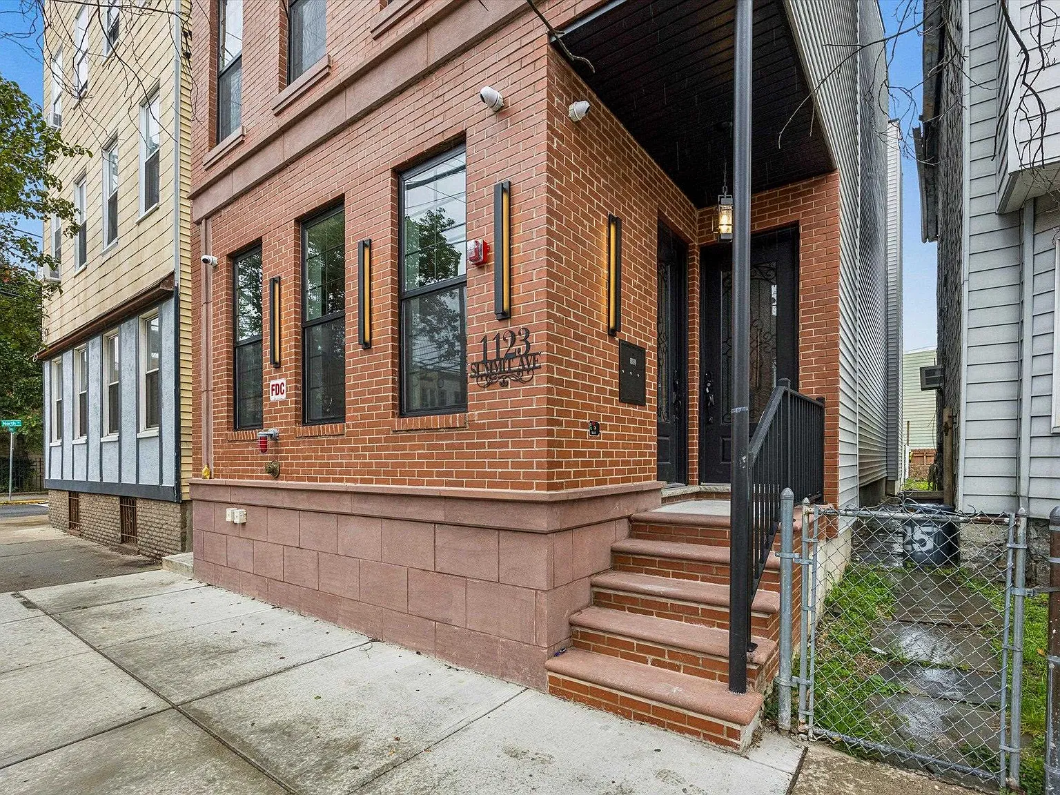 3 bed, 2.0 bath, 1982 sqft, $4,100 — Photo 4