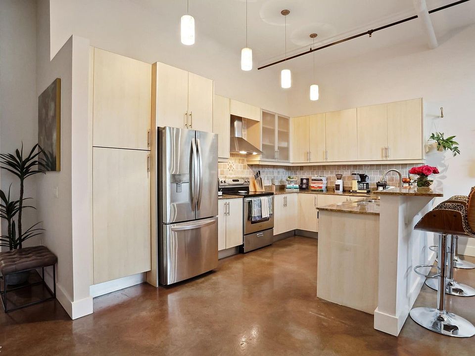 1st image of 180 NE 4th Ave APT 304