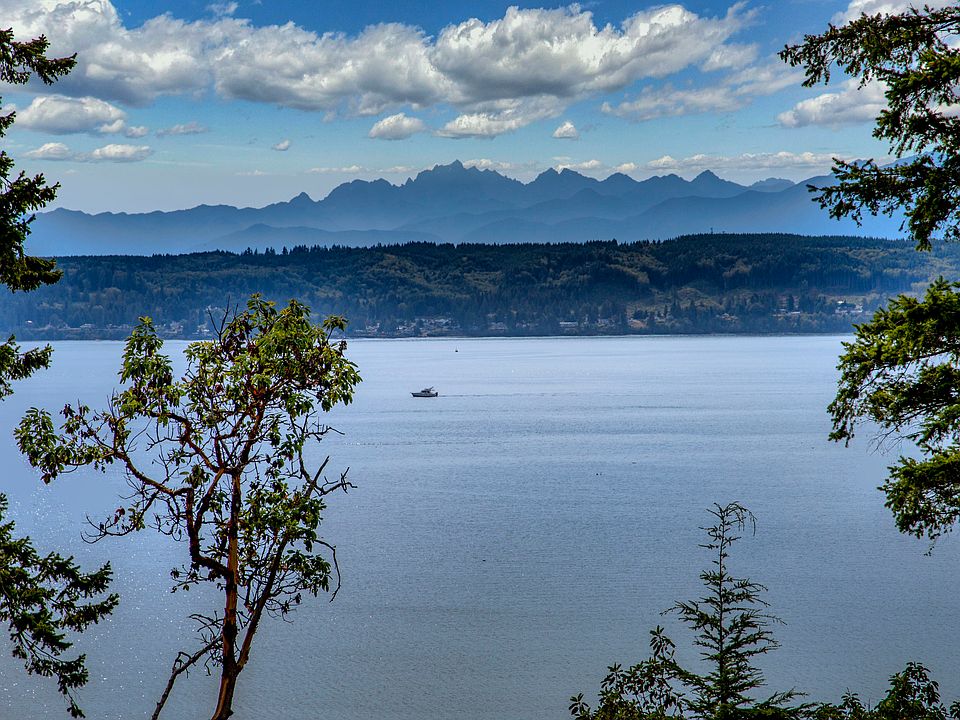 Endless and panoramic views of the Canal and the entire Olympic Mountain Range!