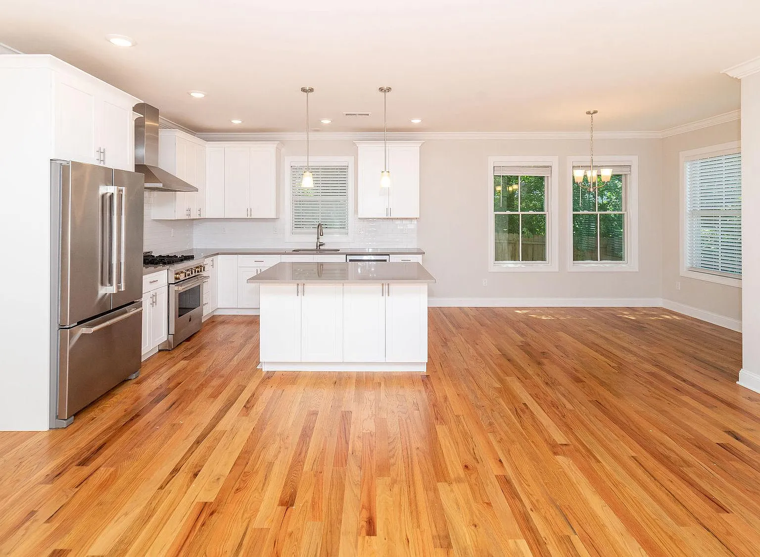 3 bed, 2.0 bath, 1600 sqft, $5,700 — Photo 4