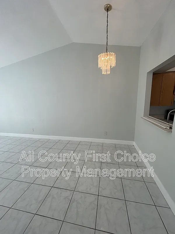 2 bed, 1.0 bath, 825 sqft, $1,600 — Photo 3
