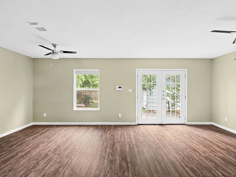 1422 Yorkshire Dr — Photo 5