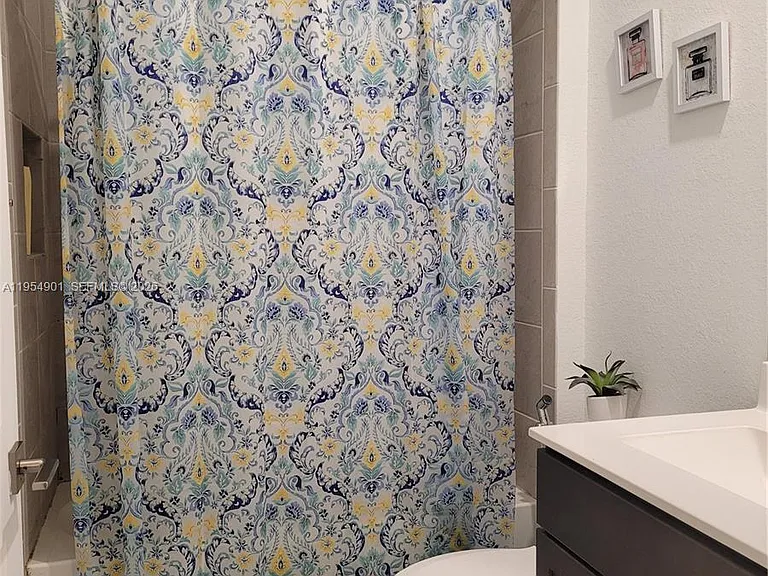 1015 SE 24th Ter #1015 — Photo 6