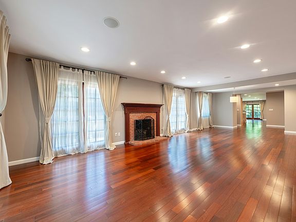 Living Room/Dining Area