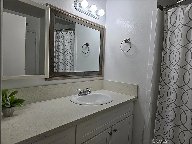 12816 Sussex Cir — Photo 11