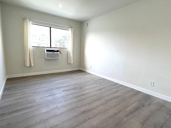 4th image of 4735 Oakwood Ave #6
