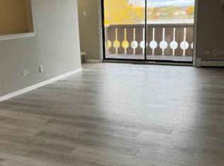 5 Parkside Ct, Vernon Hills, IL 60061