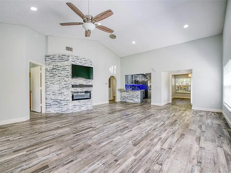 2390 Bentley Dr — Photo 7