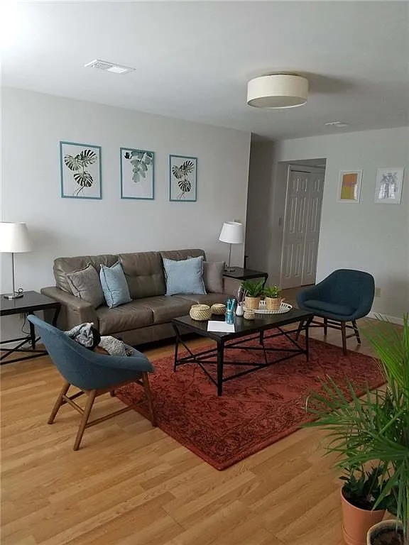 4 bed, 4.0 bath, 1600 sqft, $3,200 — Photo 2