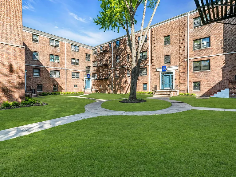 Palisades Manor Apartments — Photo 23