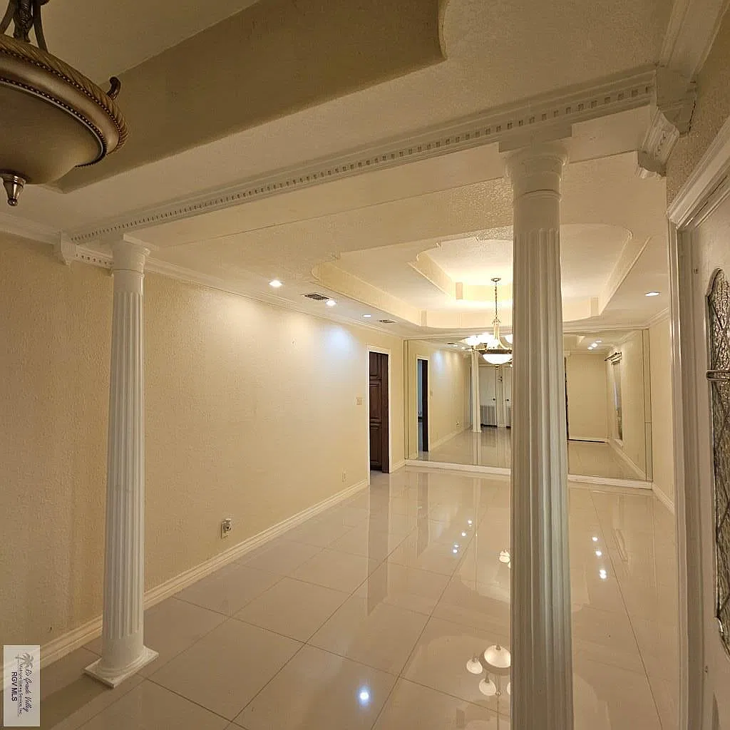 5 bed, 3.0 bath, 2522 sqft, $2,300 — Photo 4