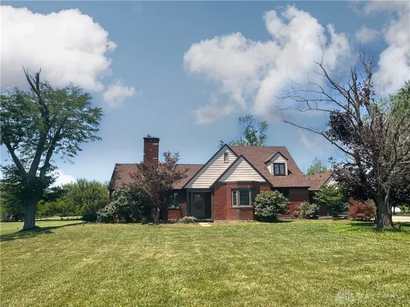 6141 Crestway Dr, Brookville, OH 45309